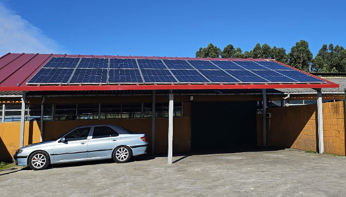 Foto tejado con placas solares